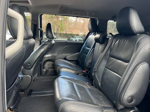 Used 2018 Toyota Sienna SE image 18