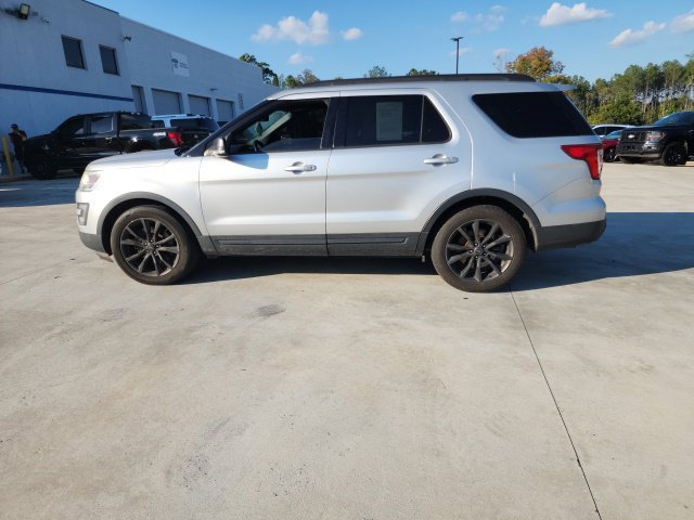 Used 2017 Ford Explorer XLT w/ Equipment Group 202A FWD image 12