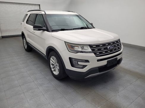 Used 2017 Ford Explorer XLT image 13
