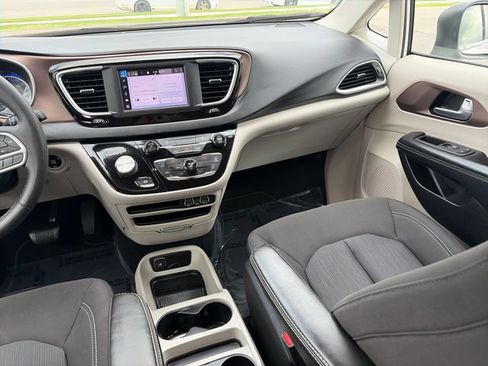 Used 2022 Chrysler Voyager LX FWD image 33