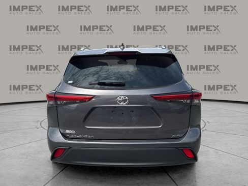 Used 2022 Toyota Highlander XLE FWD image 4
