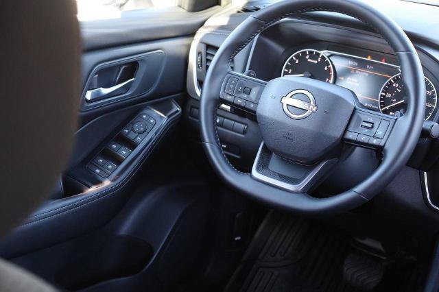 Certified 2025 Nissan Rogue SV FWD image 23