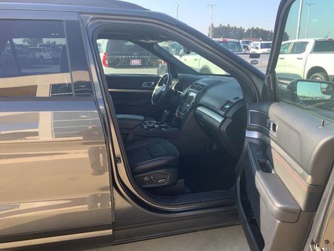 Used 2018 Ford Explorer XLT w/ Equipment Group 202A image 29