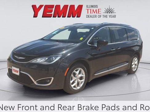Used 2017 Chrysler Pacifica Touring-L Plus w/ Advanced Safetytec Group FWD image 4