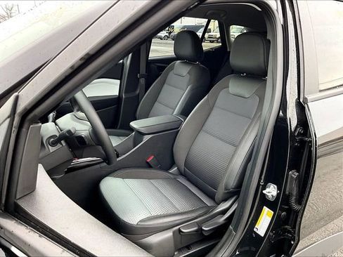 Used 2025 Chevrolet Trax LT w/ LT Convenience Package image 10