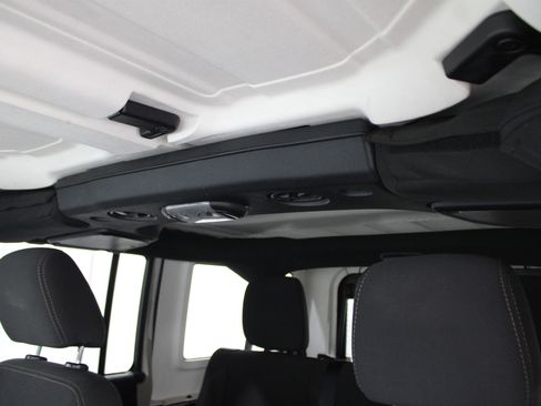 Used 2018 Jeep Wrangler Unlimited Sahara image 14