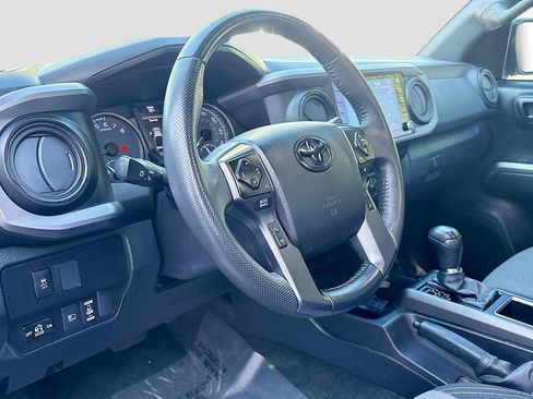 Used 2022 Toyota Tacoma TRD Off-Road w/ Technology Package AWD/4WD image 9