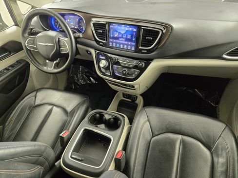 Used 2019 Chrysler Pacifica Touring-L Plus w/ Tire & Wheel Group FWD image 33