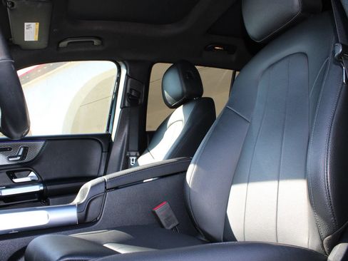 Used 2025 Mercedes-Benz GLB 250 4MATIC image 11