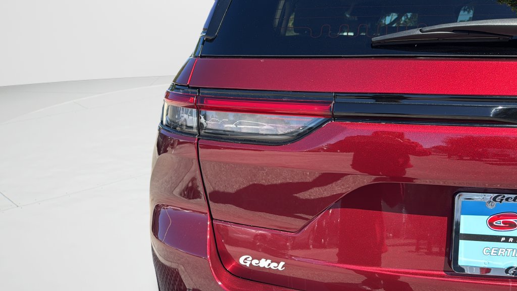 Used 2022 Jeep Grand Cherokee Limited w/ Luxury Tech Group II RWD image 35