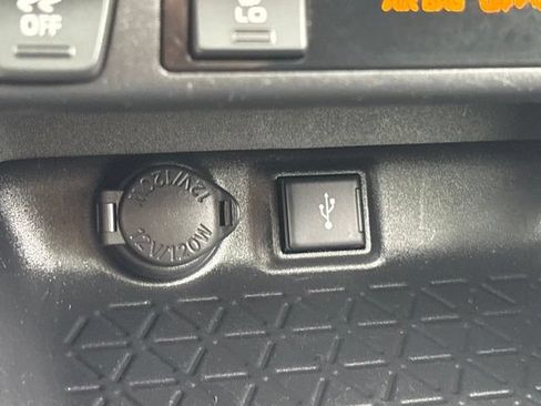 Used 2021 Toyota RAV4 XLE w/ Convenience Package AWD/4WD image 19