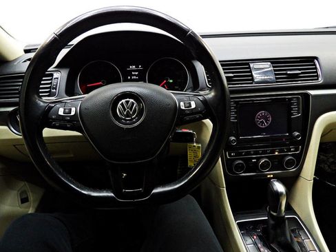 Used 2018 Volkswagen Passat 2.0T R-Line w/ R-Line Lighting Package image 17