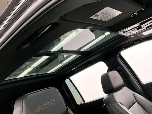 Used 2024 Chevrolet Suburban High Country image 21