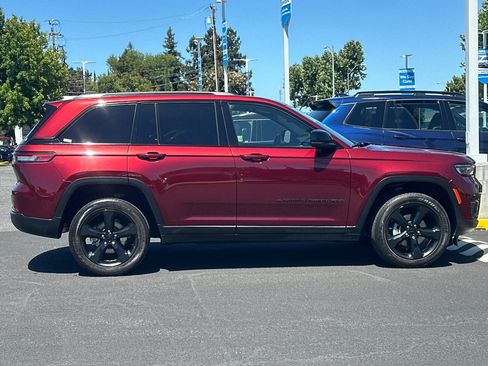 Used 2023 Jeep Grand Cherokee Altitude AWD/4WD image 7