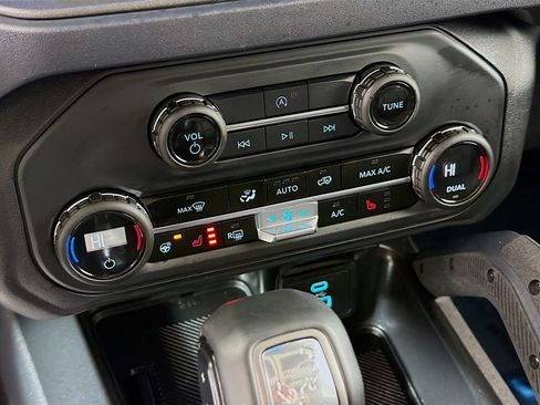 Used 2025 Ford Bronco Badlands image 36