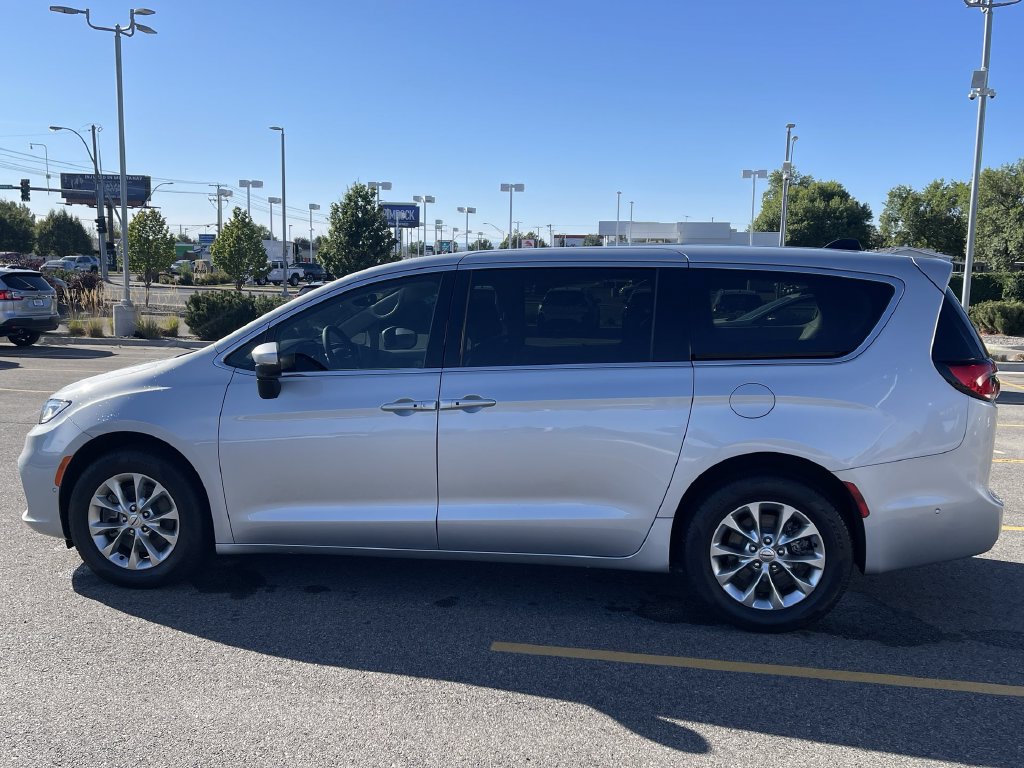 Used 2023 Chrysler Pacifica Touring-L w/ Uconnect Theater Family Group AWD/4WD image 4