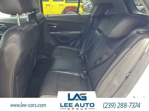 Used 2020 Chevrolet Trax LT w/ LT Convenience Package AWD/4WD image 3