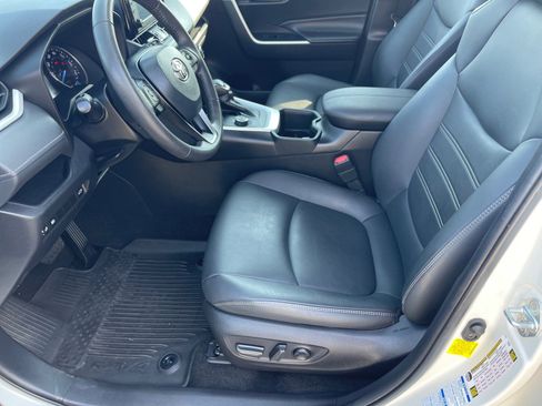 Used 2022 Toyota RAV4 XLE Premium image 10