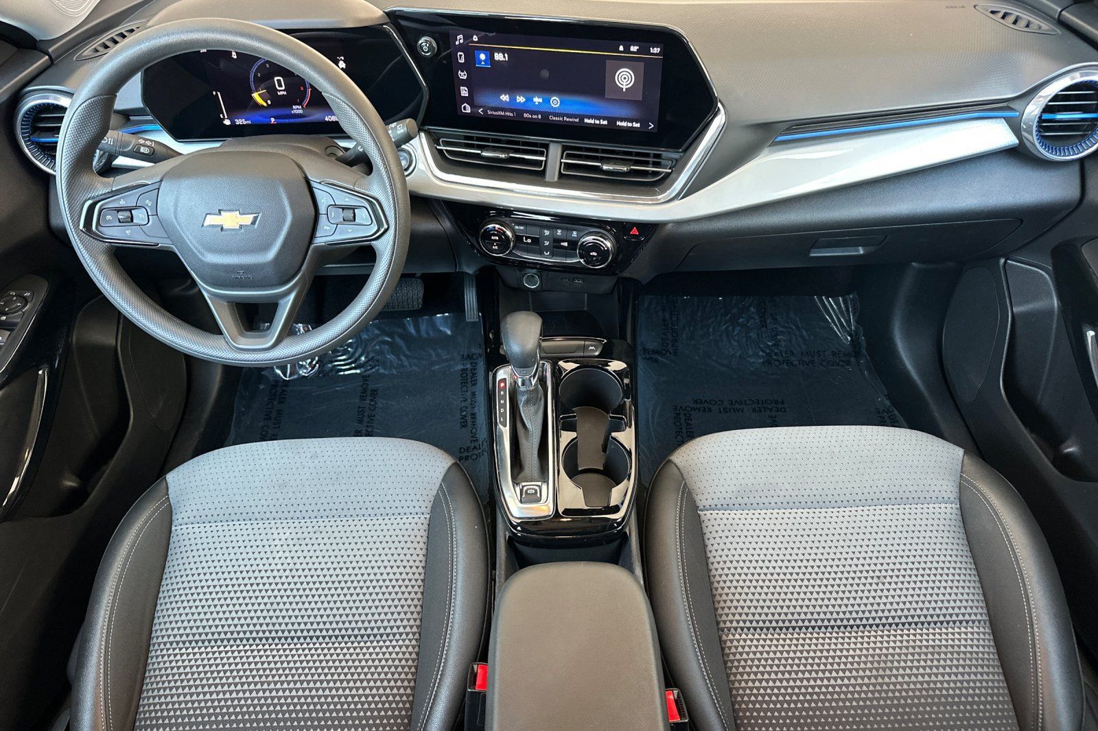 Used 2025 Chevrolet Trax LT FWD image 13