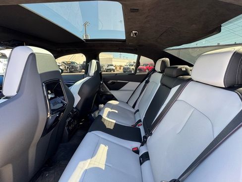 Used 2025 BMW M5 w/ Executive Package image 3