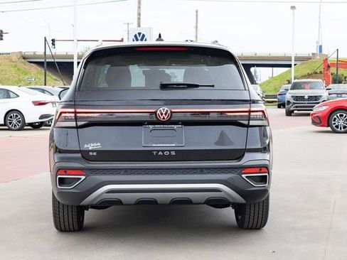 New 2026 Volkswagen Taos SE FWD image 5