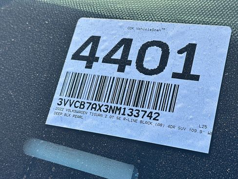 Used 2022 Volkswagen Tiguan SE R-Line image 4