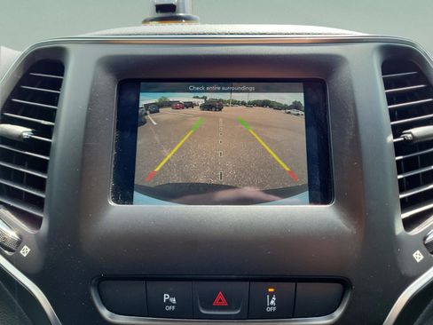 Used 2021 Jeep Cherokee Latitude Plus AWD/4WD image 10