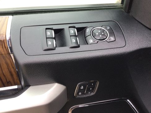 Used 2019 Ford F150 Lariat AWD/4WD image 9