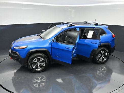 Used 2018 Jeep Cherokee Trailhawk w/ Cold Weather Group AWD/4WD image 39