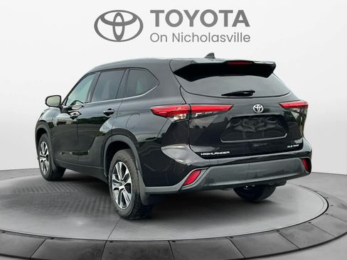 Used 2021 Toyota Highlander XLE AWD/4WD image 3