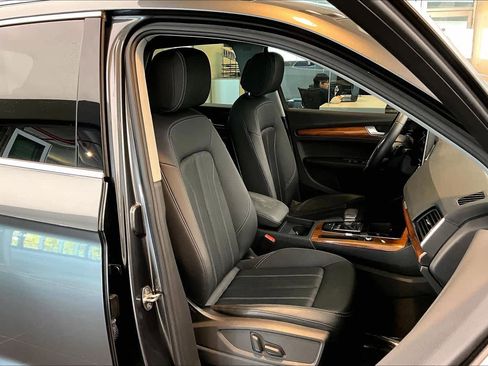 Used 2023 Audi Q5 2.0T Premium w/ Convenience Package image 9