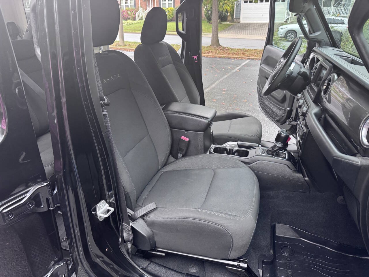 Used 2018 Jeep Wrangler Unlimited Sahara w/ Cold Weather Group AWD/4WD image 24