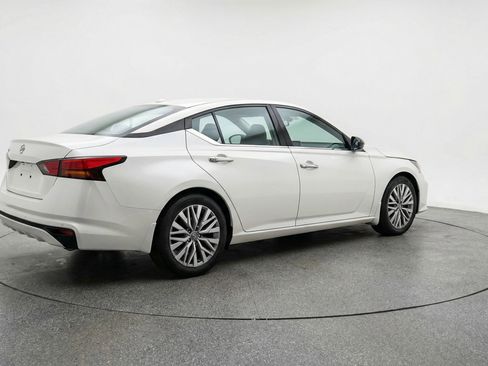 Used 2025 Nissan Altima 2.5 SV image 9