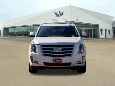 Used 2020 Cadillac Escalade Luxury image 2