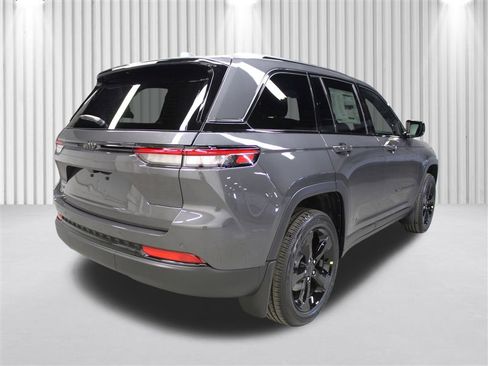 New 2025 Jeep Grand Cherokee Laredo image 3