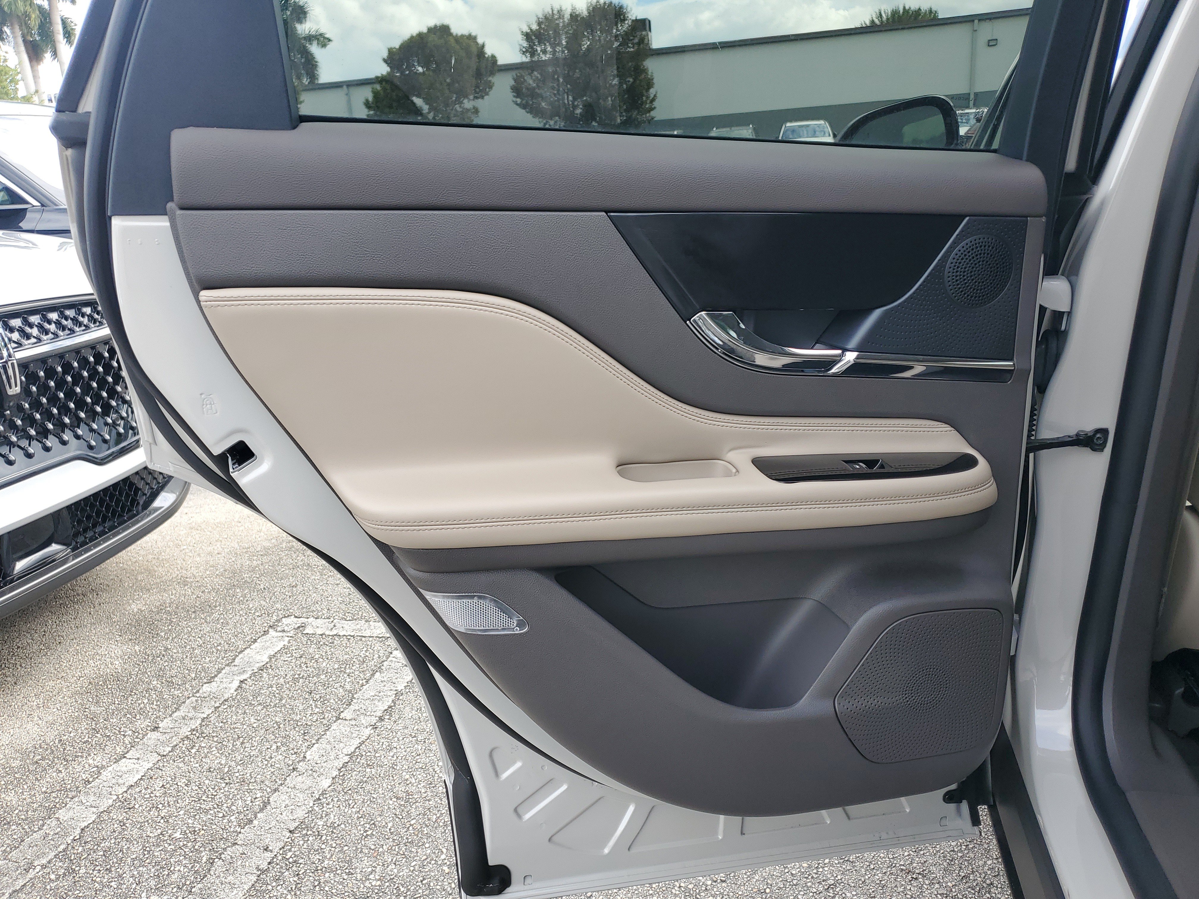 Used 2024 Lincoln Corsair FWD image 12