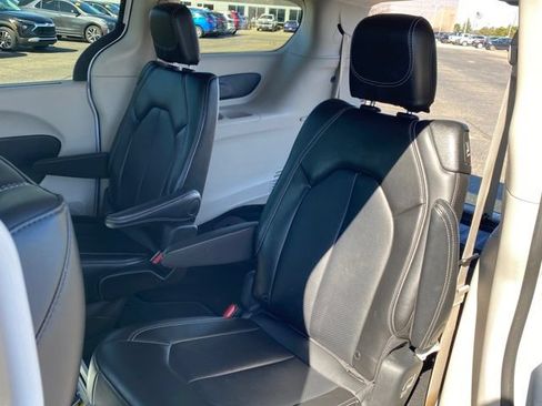 Used 2024 Chrysler Pacifica Touring-L FWD image 16