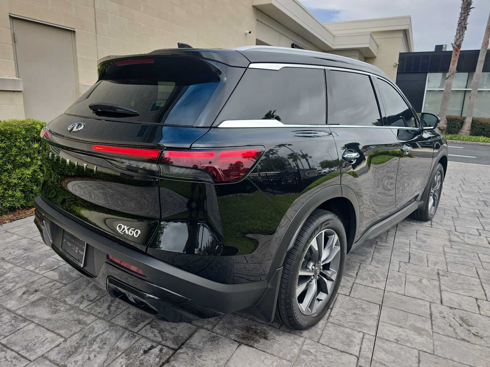 Certified 2024 INFINITI QX60 Luxe w/ Vision Package FWD image 3