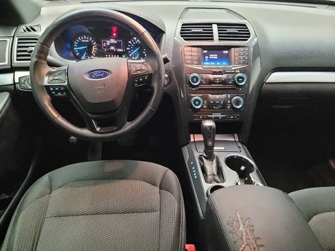 Used 2017 Ford Explorer XLT image 22