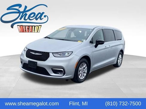 Used 2024 Chrysler Pacifica Touring-L FWD image 1
