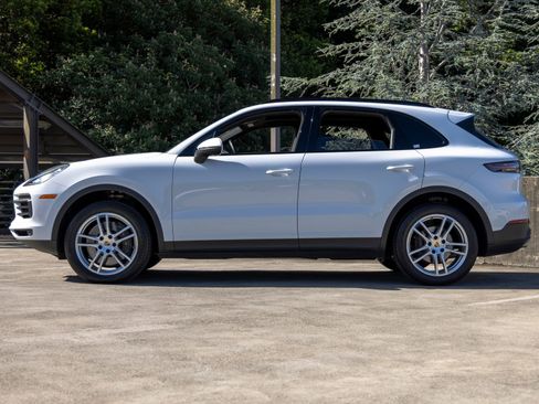 Certified 2021 Porsche Cayenne AWD/4WD image 2
