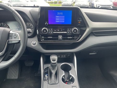Used 2025 Toyota Highlander LE FWD image 9