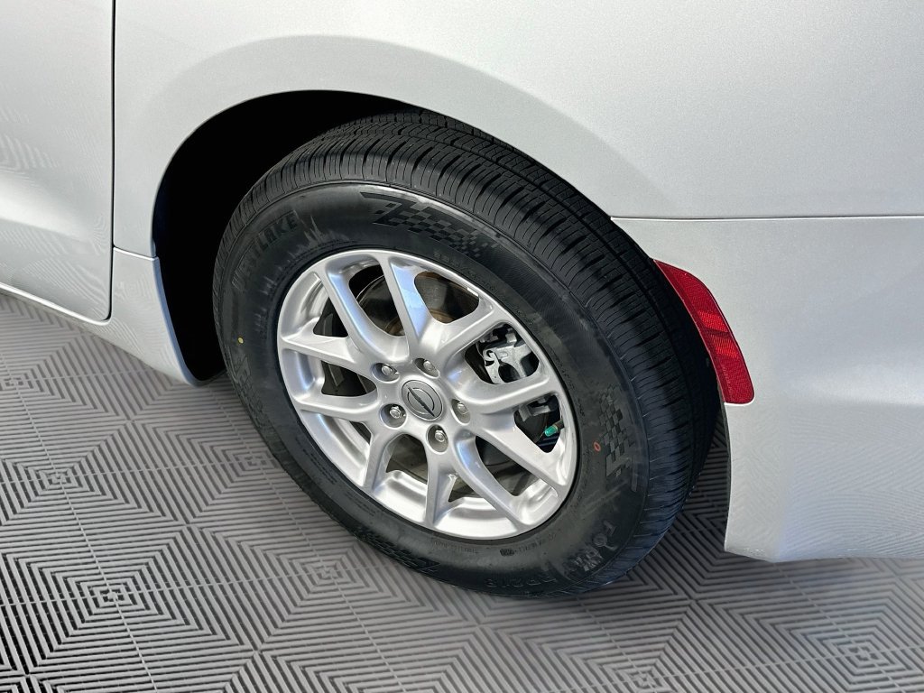Certified 2024 Chrysler Pacifica Touring-L FWD image 42