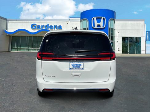Used 2024 Chrysler Pacifica Touring FWD image 5