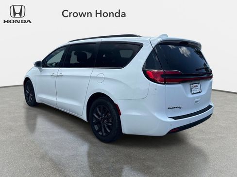 Used 2021 Chrysler Pacifica Touring w/ S Appearance Package FWD image 3