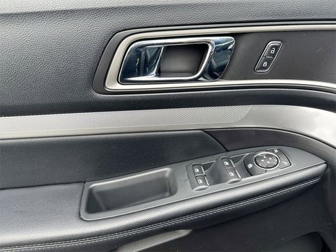 Used 2016 Ford Explorer XLT w/ Equipment Group 202A image 21