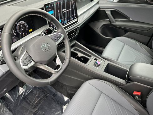 New 2026 Volkswagen Tiguan SE image 9