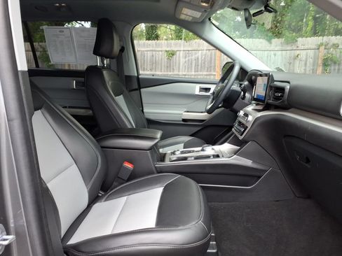 Used 2023 Ford Explorer XLT w/ Equipment Group 202A AWD/4WD image 10