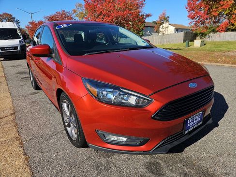 Used 2018 Ford Focus SE w/ SE Appearance Package image 8