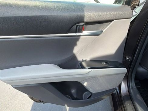 Used 2018 Toyota Camry LE image 14